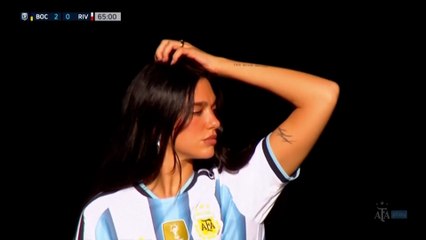 Dua Lipa no se moja en la grada del Superclásico con una camiseta... ¡de Argentina!