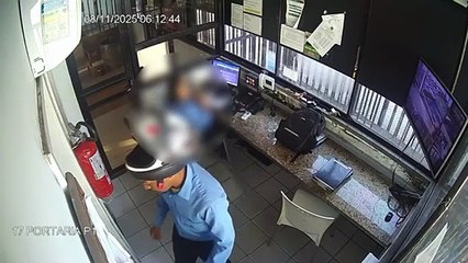 Homem agride colega de trabalho com capacete; veja momento