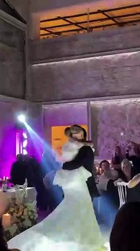 O Nίκος Πολιτής χορεύει στον γάμο του με τη σύζυγό του, Αιμιλία Φυρίγου