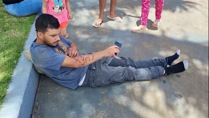 Jovem, de 27 anos, é socorrido após colisão entre carro e moto no Parque São Paulo