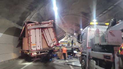 경부고속도로 영동 1터널 화물차 추돌...1명 심정지 / YTN