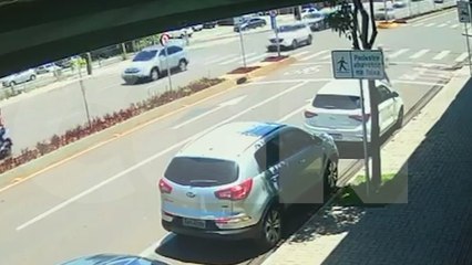 Vídeo mostra mulher sendo atropelada por Fiat Uno na Avenida Carlos Gomes, em Cascavel
