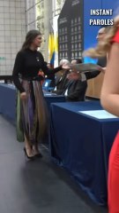 Cette jeune femme honore son père lors de sa remise de diplôme