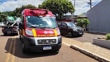 Batida forte entre Gol e Kwid termina com um ferido e dois veículos na calçada no no bairro Floresta