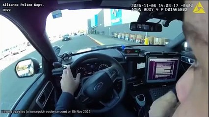 La police appelée parce qu'un homme chevauche... un taureau