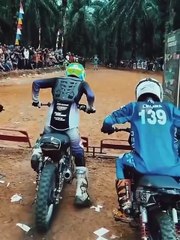 Ce motard commence très mal sa course