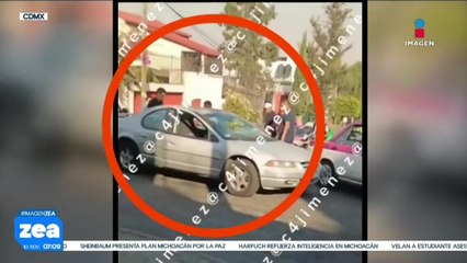 Grupo de taxista vandaliza auto particular debido a conflicto vial