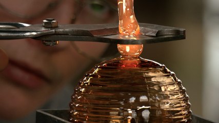 "Grip" : la boule de Noël de Meisenthal 2025 est parfaite pour les maladroits ou les chats