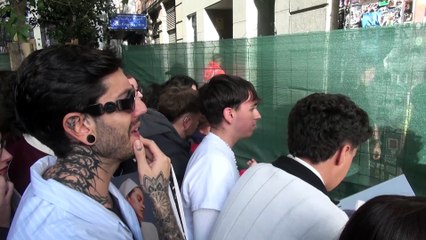 P-2Fans de Rosalía y Estopa esperan a los artistas en las puertas del Teatro Príncipie Gran Vía