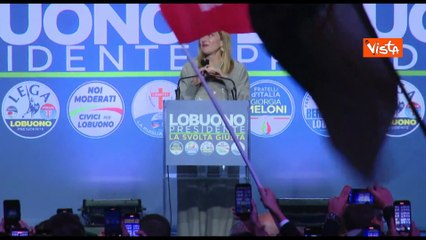"Vi voglio bene", Meloni al pubblico di Bari al comizio di Lobuono per le regionali in Puglia