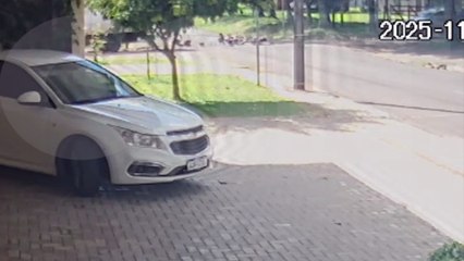 Câmera flagra moto voando após colisão com caminhão no Bairro Alto Alegre