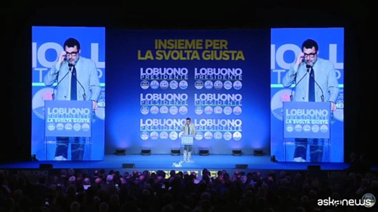 Migranti, Salvini: "Fuori dalla palle chi non rispetta nostra cultura"