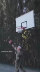 El presidente sirio, Al Shara, juega al baloncesto con militares de EE UU