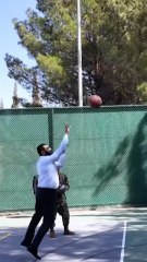 El presidente sirio juega al baloncesto con militares de EE UU