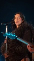 Dua Lipa cantó "De música ligera"
