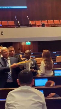 بن غفير يوزّع الحلوى ابتهاجًا بإقرار قانون إعدام الأسرى .. فيديو