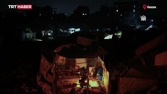 Gazzeliler çadırlarda odun ateşi ile ısınmaya çalışıyor