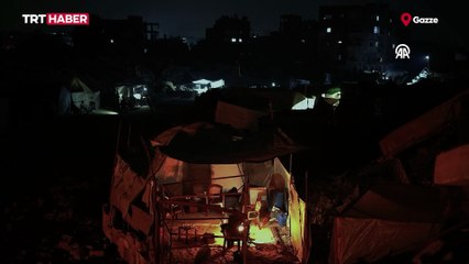 Gazzeliler çadırlarda odun ateşi ile ısınmaya çalışıyor