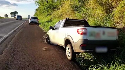 Fiat Strada bate em barranco após problema mecânico na BR-163 em Cascavel
