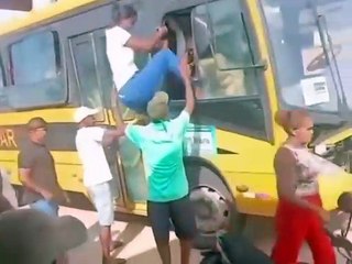 VÍDEO: Passageiros abandonam ônibus pela janela após pane elétrica