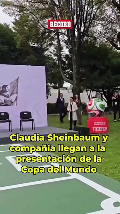 La Presidenta de México, Secretaria de Gobernación, Representante de México en el Mundial y Jurgen Mainka, ya listos para la presentación de la Copa del Mundo 2026.