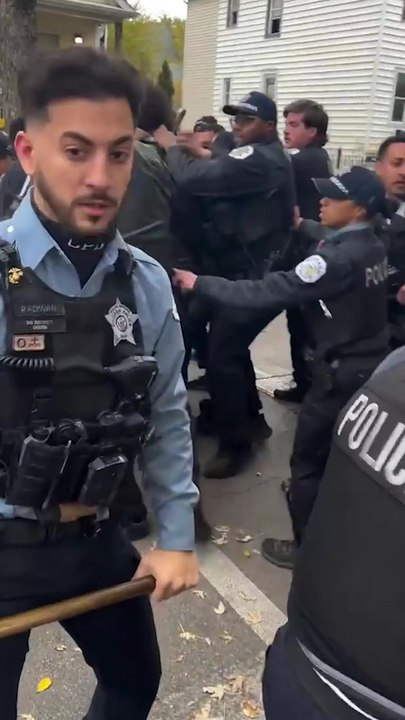 Anti-ICE protestors clash with Chicago police during tense standoff in Little Village