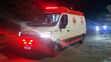 Com a cabeça sangrando, homem é socorrido pelo Siate após sofrer queda na Rua Natal