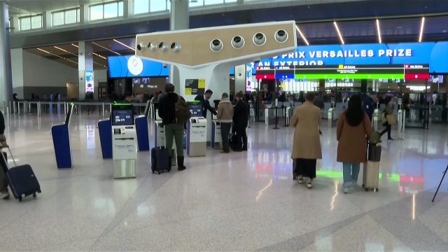 Trump orders air traffic controllers back amid flight chaos