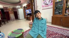 Kunali Ye Kaha Baithke IPad Chala Raha
