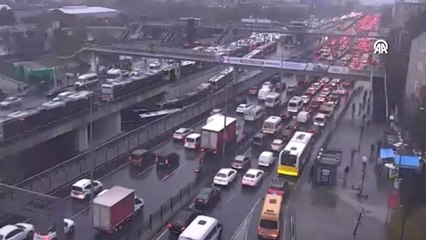 İstanbul'da metrobüs hattı tamamen durdu