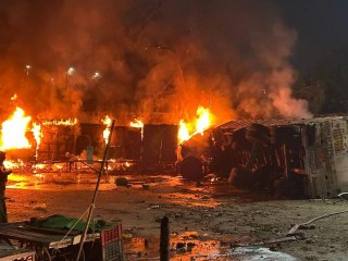 किशनगढ़ बास में बड़ा हादसा: ईंटों से भरा ट्रक अनियंत्रित होकर दुकानों और स्कूल की दीवार से टकराया, आग लगने से मचा हड़कंप