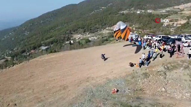 Yamaç paraşütü yapan paraşütçü kayalara çarptı!
