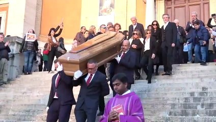 Funerali Peppe Vessicchio, il commosso addio al maestro. La figlia Alessia: «Era di tutti»