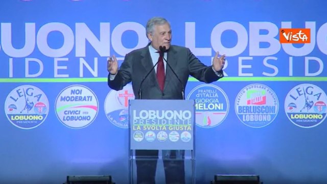 Lapsus di Tajani all'inizio del comizio a Bari: «Avremmo riempito lo stadio San Paolo. Ah, giusto... il San Nicola»