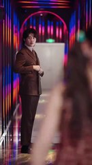 The fake heiress constantly provokes and schemes against her, but she can't be bothered and simply ignores it all, choosing to give up. Until at the banquet, the fake heiress makes a scene and humiliates her, while everyone waits to see her make a fool of