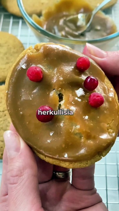 Kinuski-puolukkacookiet