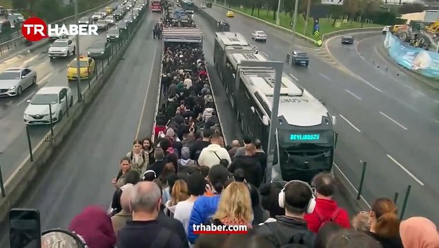 Bu sabah İstanbul! Metrobüs arızası vatandaşı çileden çıkardı: Görüntüler Hindistan'dan farksız!