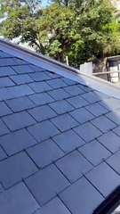 Tỉnh giấc 3h sáng vì... tí tách trên trần? 😱 🌧  Chì tấm uốn kín hip roof kiểu Anh – 0% thấm, bền 50 năm! Thợ full gear, nắng 38°C vẫn chiến. 🦸‍♂️💪  Mái nhà bạn từng “drama” mưa? Comment kể ngay! 👇