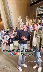 شاب يقرآ آيات من القرآن الكريم داخل المتحف المصري