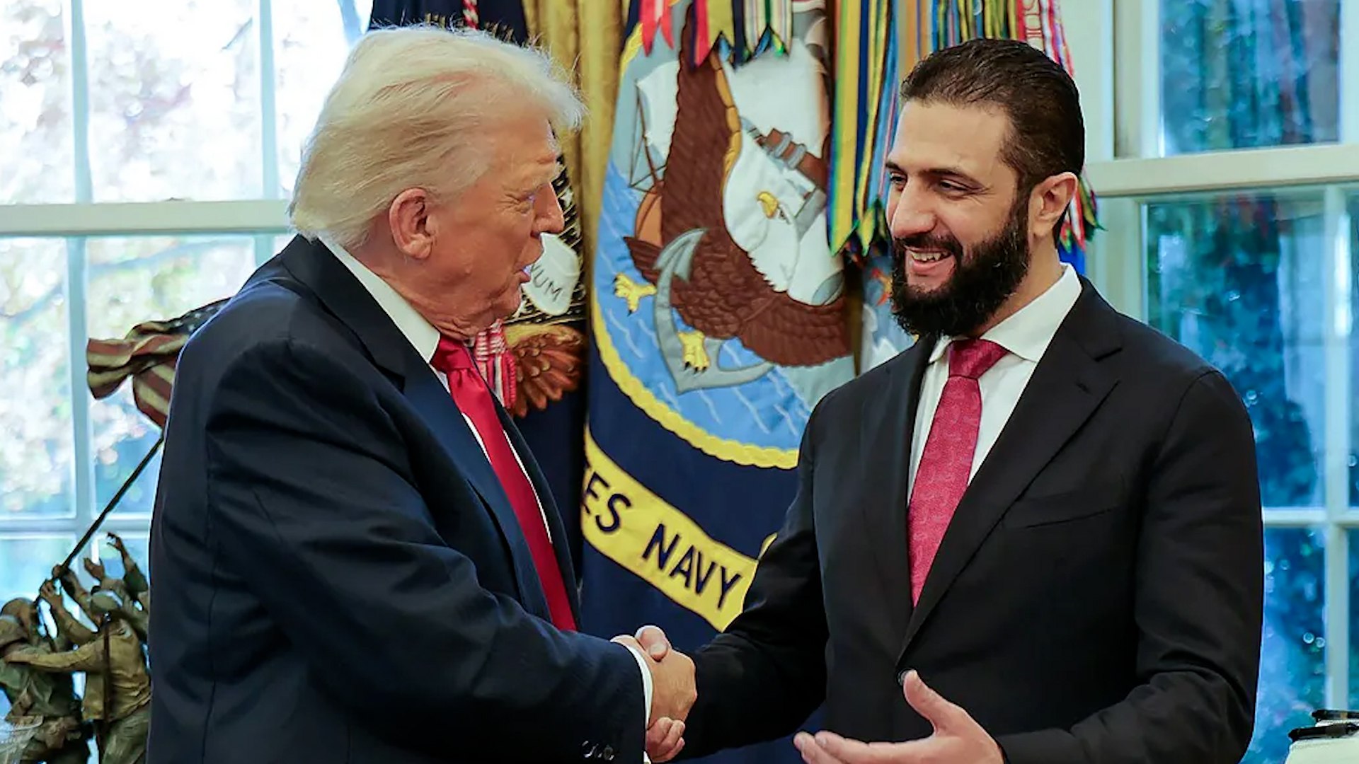 Washington ha sido escenario este lunes de un acontecimiento hist�rico: el presidente de Estados Unidos, Donald Trump, y el mandatario sirio Ahmed al Sharaa han formalizado el inicio de una nueva etapa en las relaciones entre ambos pa�ses. Tras a�os de guerra, sanciones y tensiones diplom�ticas, el encuentro se celebr� en el Despacho Oval de forma privada, sin acceso a prensa ni im�genes en directo, y �nicamente se difundi� una fotograf�a oficial horas despu�s.

Ahmed al Sharaa, tambi�n conocido como Abu Mohammad al Jolani y antiguo comandante del grupo Hayat Tahrir al Sham (HTS), vinculado a Al Qaeda, fue considerado durante a�os uno de los principales enemigos de Washington. A principios de siglo, pas� por varias c�rceles estadounidenses en Irak, incluido el tristemente c�lebre centro de Abu Ghraib. Sin embargo, su regreso al escenario pol�tico simboliza un sorprendente giro en la pol�tica internacional.

El encuentro culmin� con la adhesi�n formal de Siria a la Coalici�n Global para Derrotar al ISIS, tras meses de cooperaci�n militar con Estados Unidos. Este cambio estrat�gico marca un antes y un despu�s en las relaciones entre Washington y Damasco, y redefine el equilibrio geopol�tico en Oriente Medio.