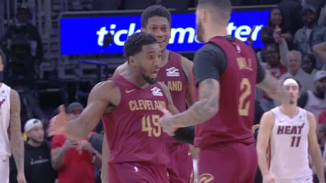 Mitchell sinks three-pointer to level game for the Cavs in final second