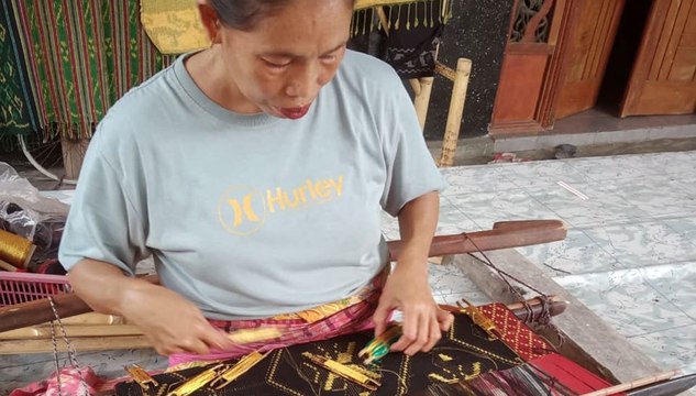 Melihat dari Dekat Kerajinan Tenun Songket di Desa Sukarara Lombok