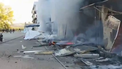 Roma, incendio in un edificio occupato abusivamente a Tor Cervara. Pompieri e poliziotti bonificano l'area in abbandono