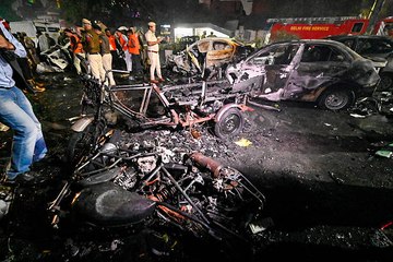 ರಾಜಧಾನಿ ದೆಹಲಿ ಕೆಂಪುಕೋಟೆ ಬಳಿಯೇ ಕಾರು ಬ್ಲಾಸ್ಟ್; ಕಾರು ಸ್ಫೋಟದ ತೀವ್ರತೆಗೆ ಹೊತ್ತು ಉರಿದ 10ಕ್ಕೂ ಹೆಚ್ಚು ವಾಹನ