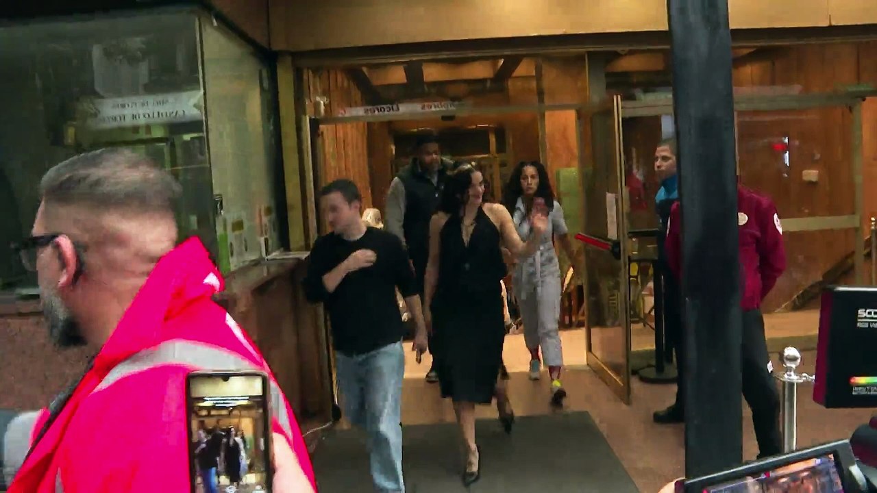 Rosalía desata la locura de fans en una calle de Madrid