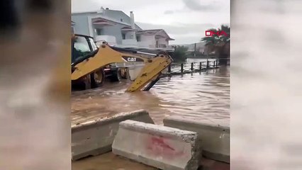 İzmir sular altında! Sağanak yağış hayatı felç etti