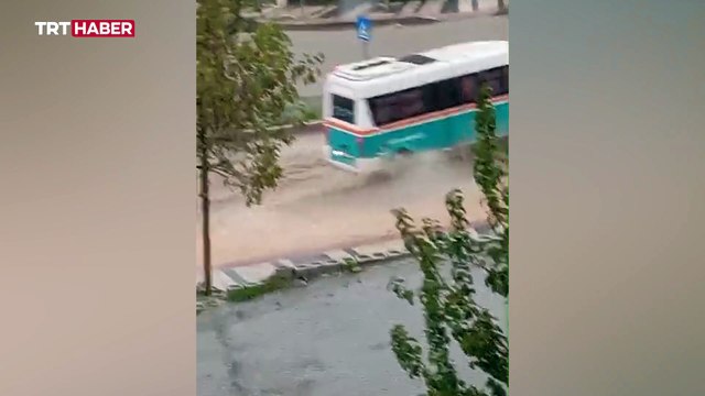 İzmir'de sağanak etkili oldu: Yolları ve evleri su bastı