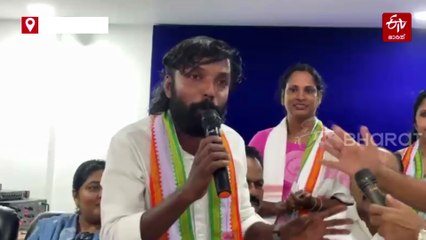 സ്ഥാനാർഥി പ്രഖ്യാപനം "മറന്ന്" യുഡിഎഫ്, വൈറല്‍ താരം പ്രശാന്തിൻ്റെ പാട്ടില്‍ അലിഞ്ഞ് നേതാക്കള്‍