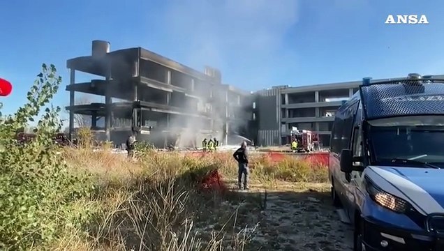 Incendio in un edificio occupato a Roma, ferito un uomo