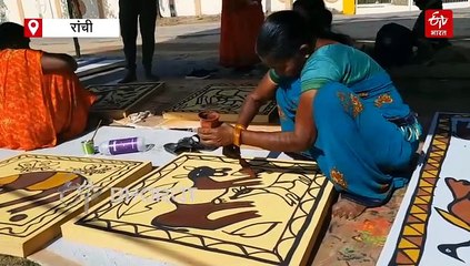 झारखंड की धरोहर 'सोहराय कला' को सहेज रही सुगिया देवी, पीएम मोदी भी कर चुके हैं तारीफ